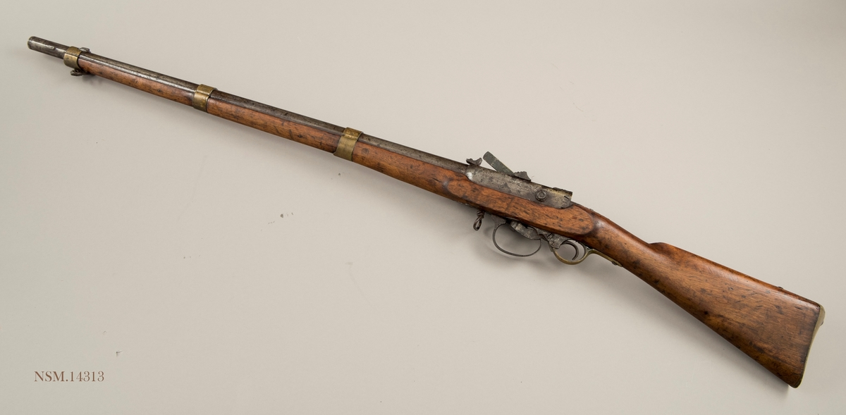 Geværet er av modell 1845/67 og produsert for marinen i et antall på ca.100. Geværet er langt kortere enn Modell 1860 for hæren og bedre til bruk om bord i skip. Det er vanskelig å skille de ulike kammerladningsmodellene fra hverandre men geværet har to trekk som skiller; baksiktet er utviklet for denne modellen og skruene i låsen er nummererte.

Våpenet er i dårlig stand og mangler utstøter/pussestokk og knappen på låsearmen.