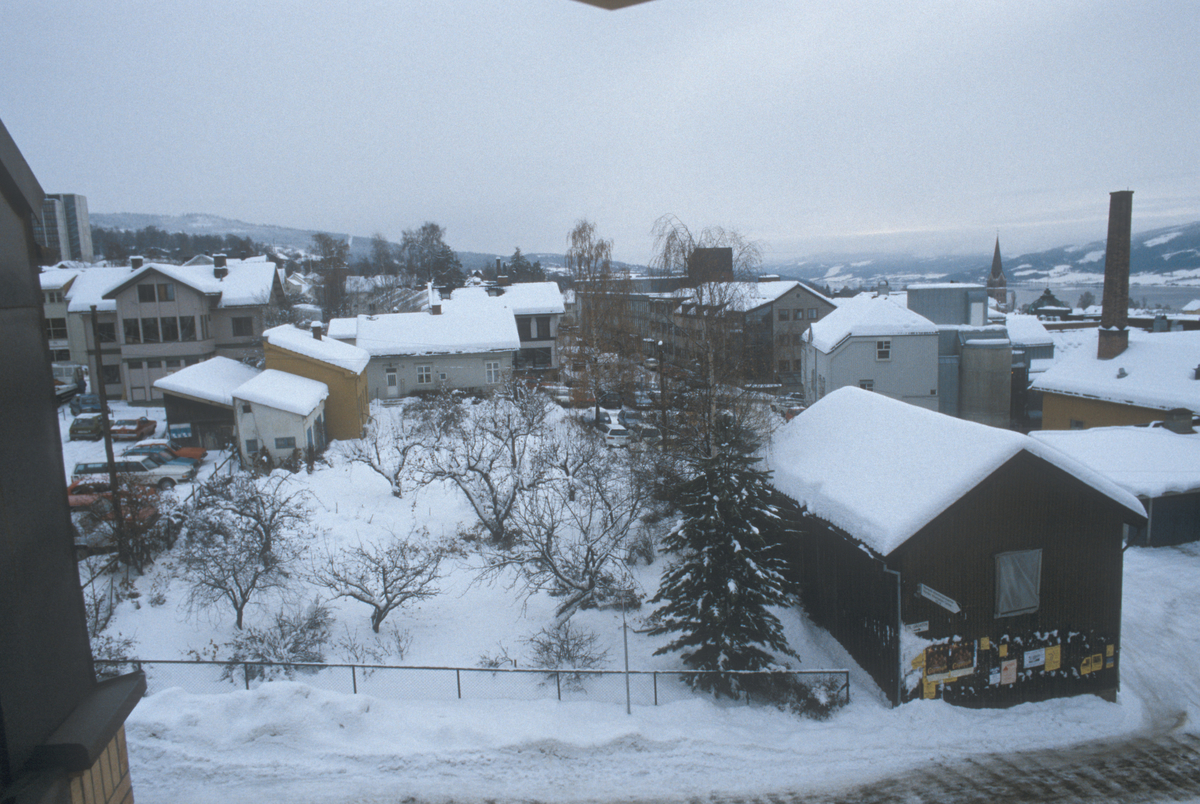 Lillehammer, sentrum, bebyggelse, bakgård, uthuset til G. C. Lundes eft.a/s til høyre, lyst lite hus med hage midt i bilde er Jernbanegata 12, mot sør