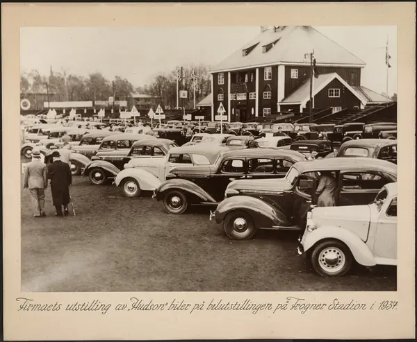 Bilutstilling på Frogner stadion.