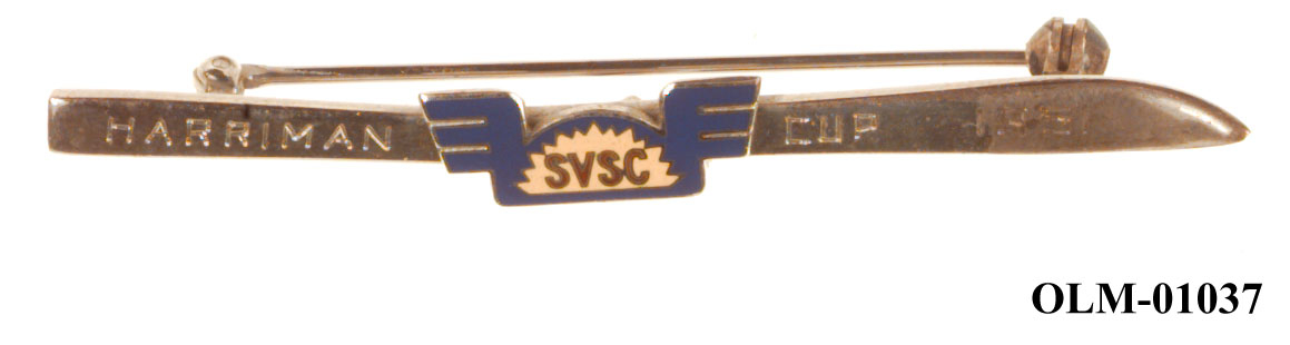 Inneholder 101 merker, pins og  medaljer.
Guttorm Berge tok tilbake samlingen 21.mai 1996.-notert i aksesjonsboken.