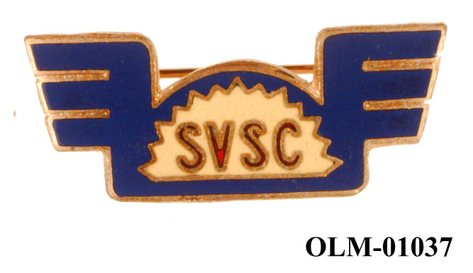 Inneholder 101 merker, pins og  medaljer.
Guttorm Berge tok tilbake samlingen 21.mai 1996.-notert i aksesjonsboken.