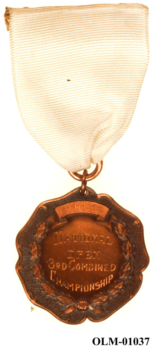 Inneholder 101 merker, pins og  medaljer.
Guttorm Berge tok tilbake samlingen 21.mai 1996.-notert i aksesjonsboken.