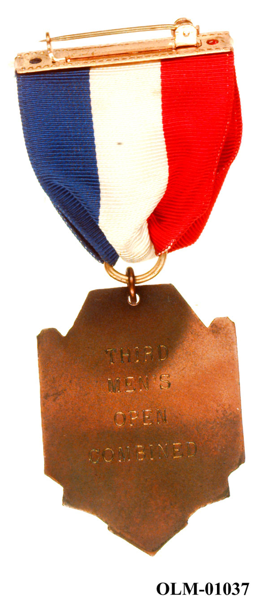 Inneholder 101 merker, pins og  medaljer.
Guttorm Berge tok tilbake samlingen 21.mai 1996.-notert i aksesjonsboken.