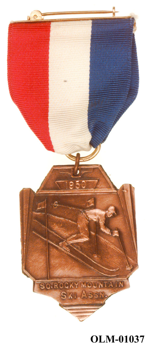 Inneholder 101 merker, pins og  medaljer.
Guttorm Berge tok tilbake samlingen 21.mai 1996.-notert i aksesjonsboken.