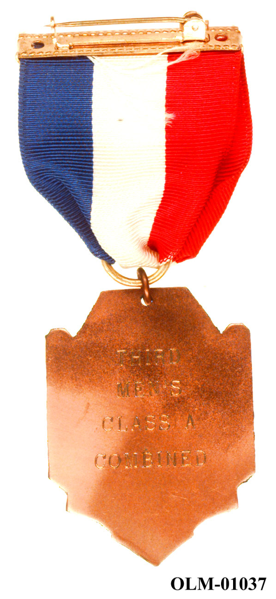 Inneholder 101 merker, pins og  medaljer.
Guttorm Berge tok tilbake samlingen 21.mai 1996.-notert i aksesjonsboken.