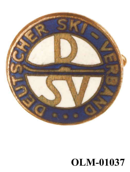 Inneholder 101 merker, pins og  medaljer.
Guttorm Berge tok tilbake samlingen 21.mai 1996.-notert i aksesjonsboken.