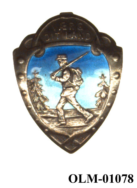 32 forskjellige medaljer og merker i ramme.
Bilde 7 er deltdagermerke fra Amsterdam 1928.
Bilde 18 og 19 er deltagermedalje fra Amsterdam 1928.
Bilde 20 og 21 er sølvmedaljen fra Antwerpen 1920.
Bilde 26 og 27 av bronsemedaljen fra Paris 1924.
Bilde 39 og 40 minnemedaljen fra Antwerpen 1920.