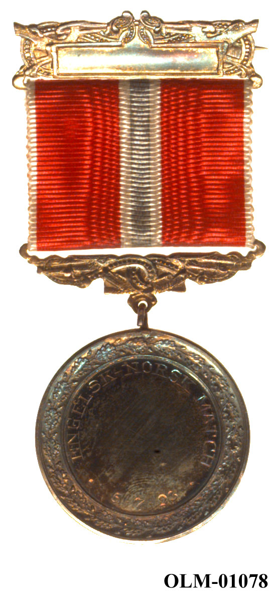 32 forskjellige medaljer og merker i ramme.
Bilde 7 er deltdagermerke fra Amsterdam 1928.
Bilde 18 og 19 er deltagermedalje fra Amsterdam 1928.
Bilde 20 og 21 er sølvmedaljen fra Antwerpen 1920.
Bilde 26 og 27 av bronsemedaljen fra Paris 1924.
Bilde 39 og 40 minnemedaljen fra Antwerpen 1920.