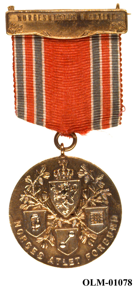 32 forskjellige medaljer og merker i ramme.
Bilde 7 er deltdagermerke fra Amsterdam 1928.
Bilde 18 og 19 er deltagermedalje fra Amsterdam 1928.
Bilde 20 og 21 er sølvmedaljen fra Antwerpen 1920.
Bilde 26 og 27 av bronsemedaljen fra Paris 1924.
Bilde 39 og 40 minnemedaljen fra Antwerpen 1920.