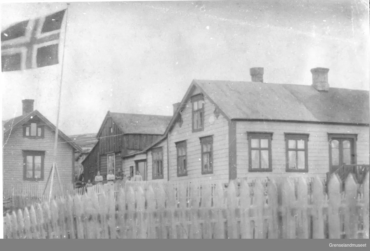 Parti fra Bugøynes. Pleyms gård, nå H. Berg.
Bildet er tatt før utbyggingen, sett fra sør-øst.