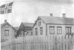 Parti fra Bugøynes. Pleyms gård, nå H. Berg.
Bildet er tatt