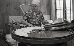 Berta i gong med "Knømaskinen"som knør salt inn i smør