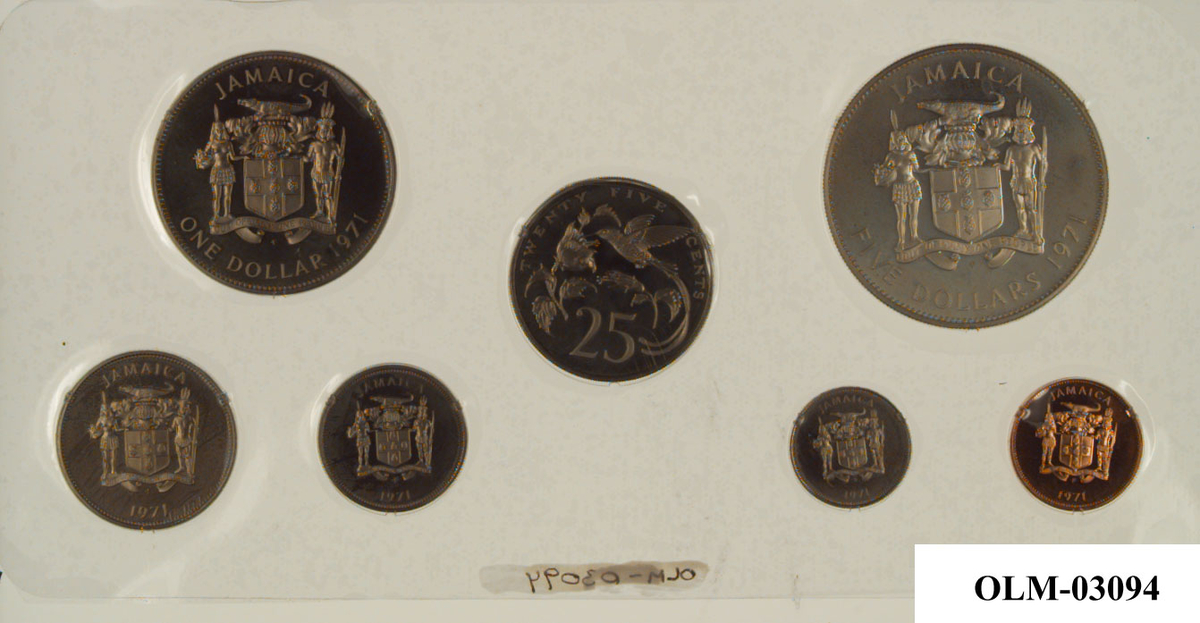 Myntsettet inneholder 7 mynter, liggende i blått etui.