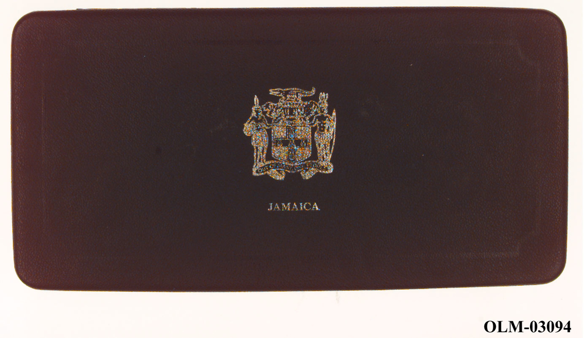 Myntsettet inneholder 7 mynter, liggende i blått etui.