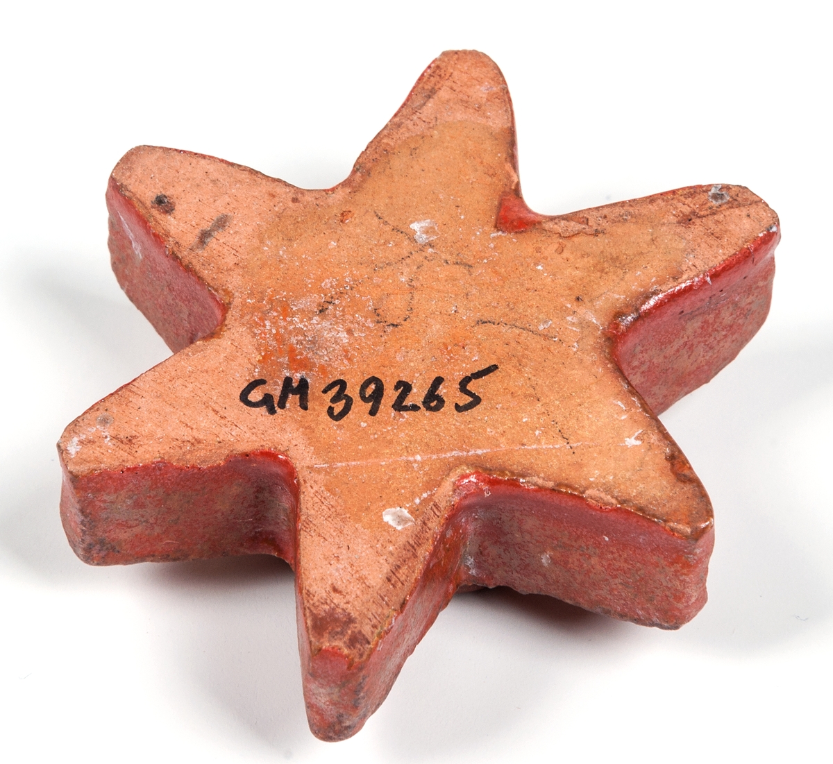 Ljusstake, liten stjärna, röd glasyr, keramik, formgiven av Märta Willborg, 1930-talet.