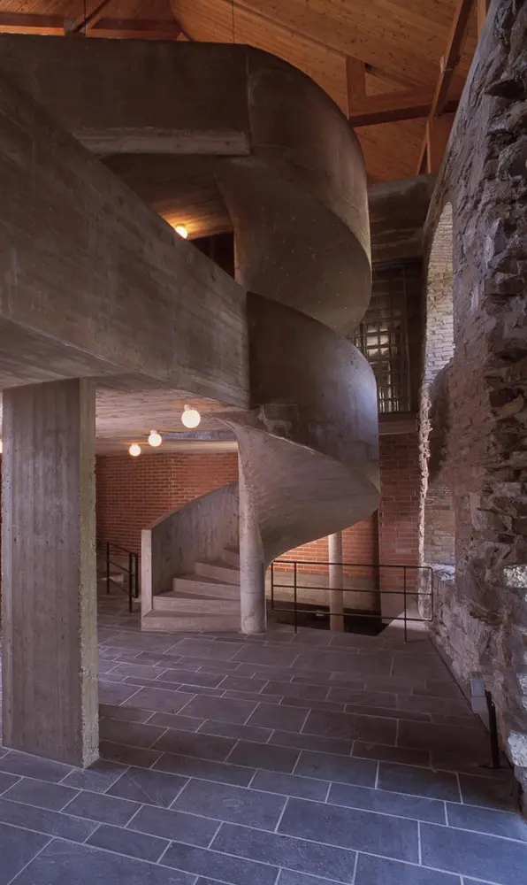 Spiraltrapp i betong fra Storhamarlåven av Sverre Fehn.