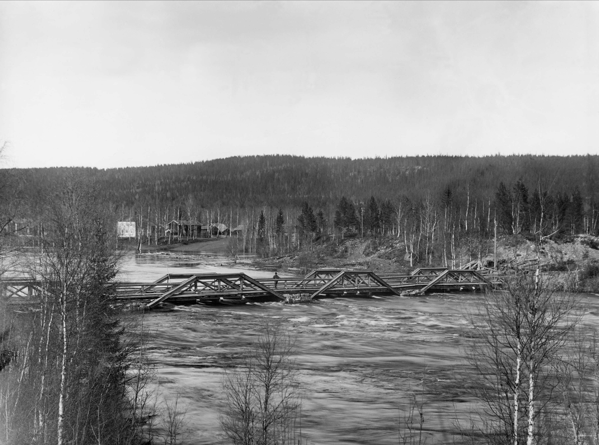 Bron över Västerdalälven mellan Östra och Västra Ärnäs, vid vårfloden 1916