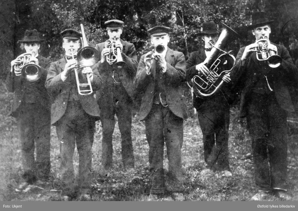 Jetteberg- musikken i Tomter (aktive fram til 1927) ca. 1905 i Hobøl.

Fra venstre: 
3. Thomas Berg
4. Kr. Berg
5. Juul Berg
6. Svend Berg