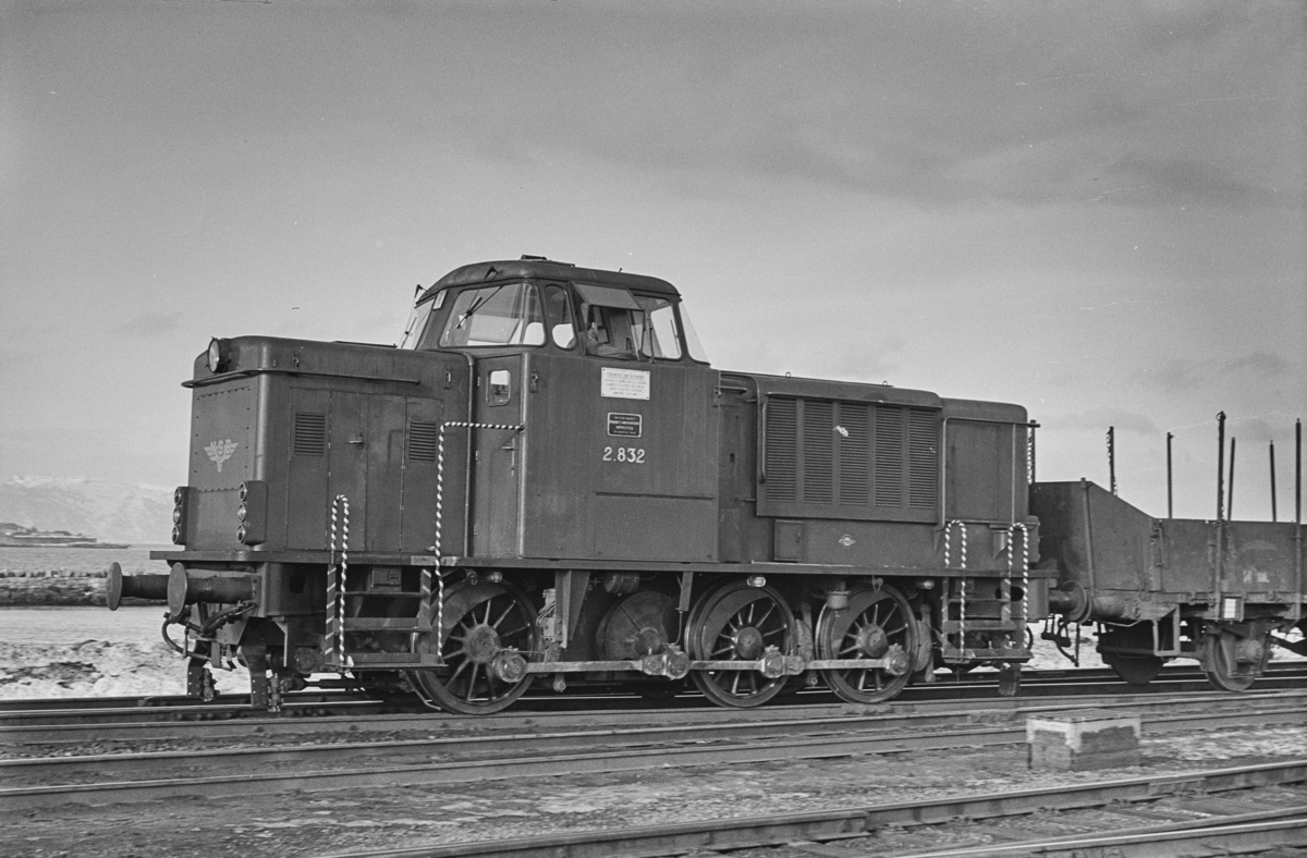 Diesellokomotiv type Di 2 nr. 832 i skiftetjeneste på Trondheim stasjon.