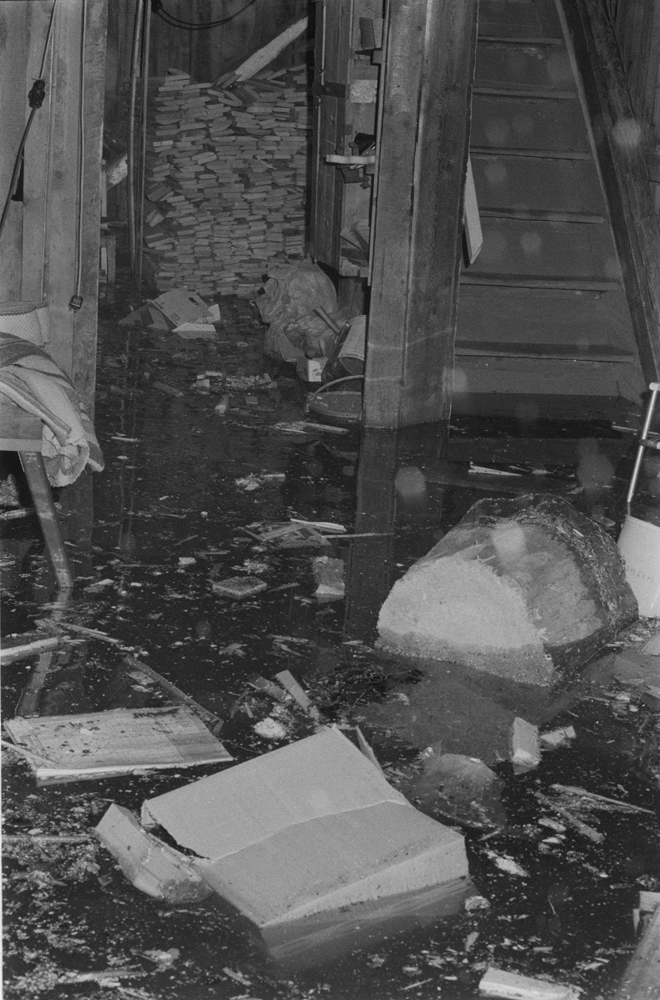 Flom i Mosjøen November 1971. Vann inne i brygge i Sjøgata.