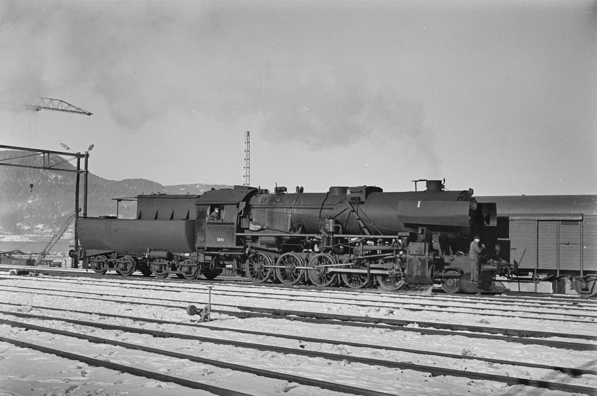 Damplokomotiv type 63a nr. 5841 på Trondheim stasjon.