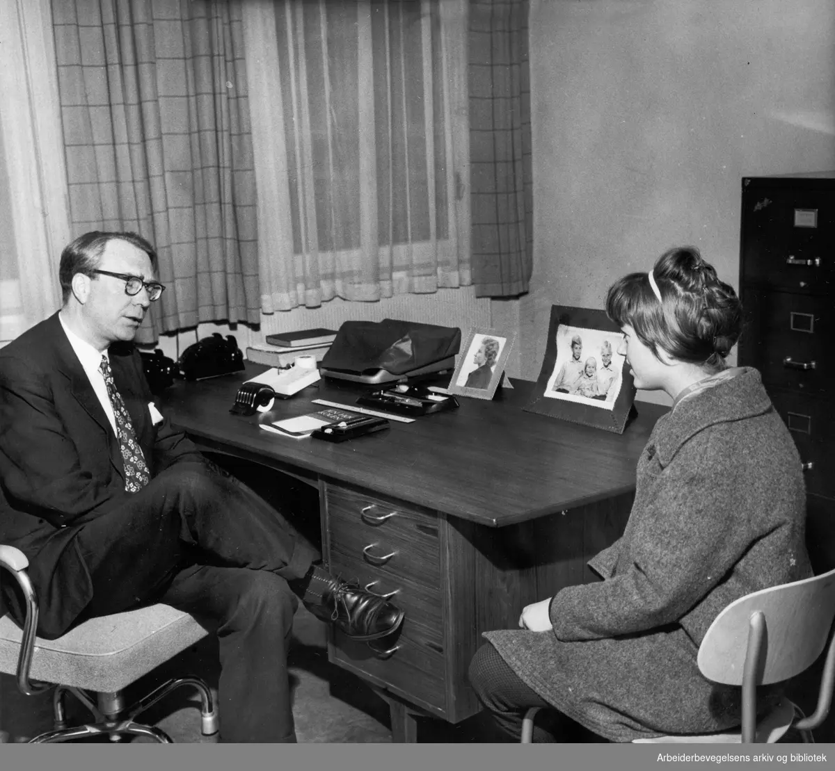 Magister Cato Hambro i prat med en elev ved Sandaker skole, mai 1960.