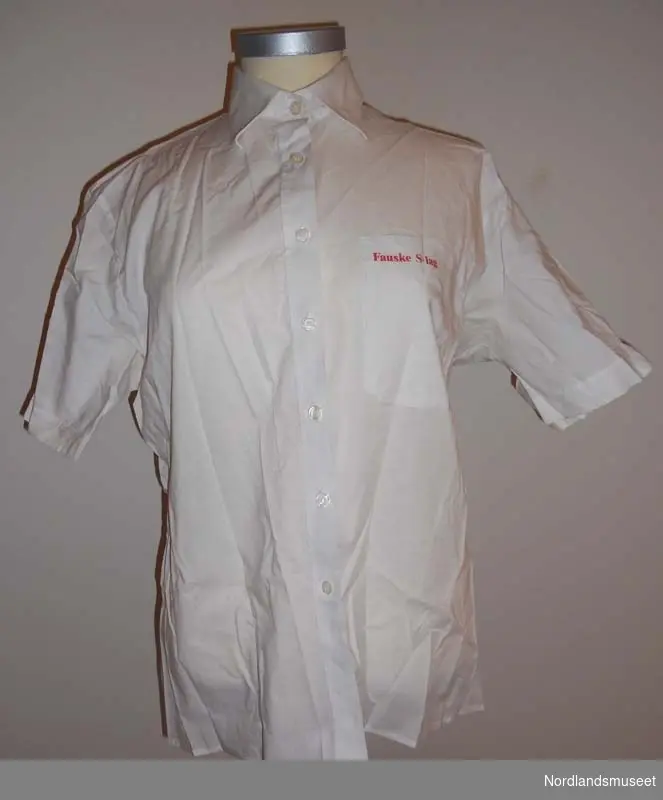 Kortermet skjorte tilhørende uniform for S-laget. Hvit med logo (Fauske S-lag) på brystlommen.