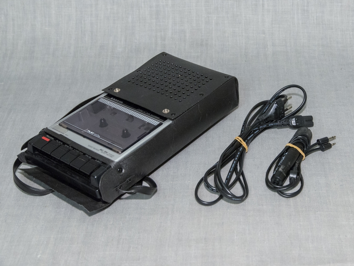 Utstyret består av kassettopptakar/-spelar, mikrofon, straumkabel og veske med skulderreim.
