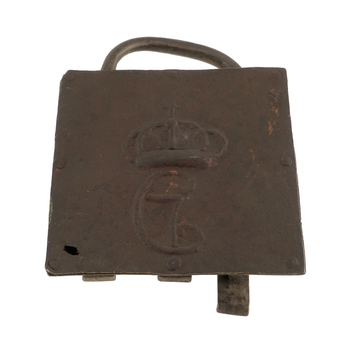 Lås (hengelås) av jern, med tre rette (rektangulære) beslag, hvorav det ene er enden av låsens bøyle.
Kvadratisk.