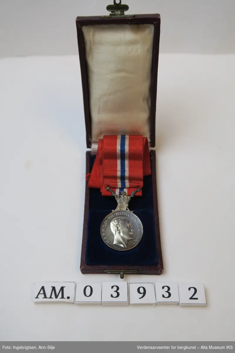 Rund medalje med portrett av kong Haakon VII. På baksiden er medaljen kantet med relieff av laurbærkrans og midt i står det "For borgerdaad". Medaljen er festet i et silkebånd med de norske fargene. Medaljen ligger i et læretui med for.