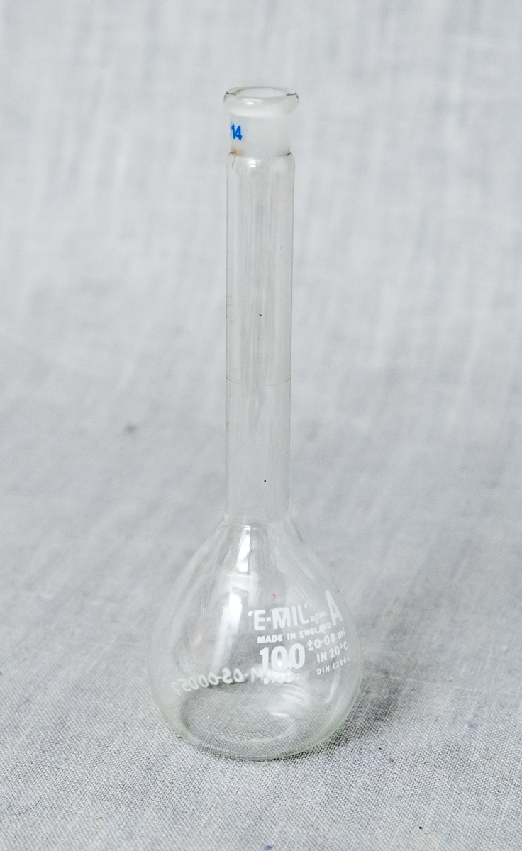 Lita kolbe med lang hals i klart glas. 0-08 ml