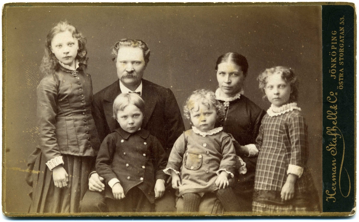 Kabinettsfotografi: okänd familj: mamma, pappa och fyra barn.