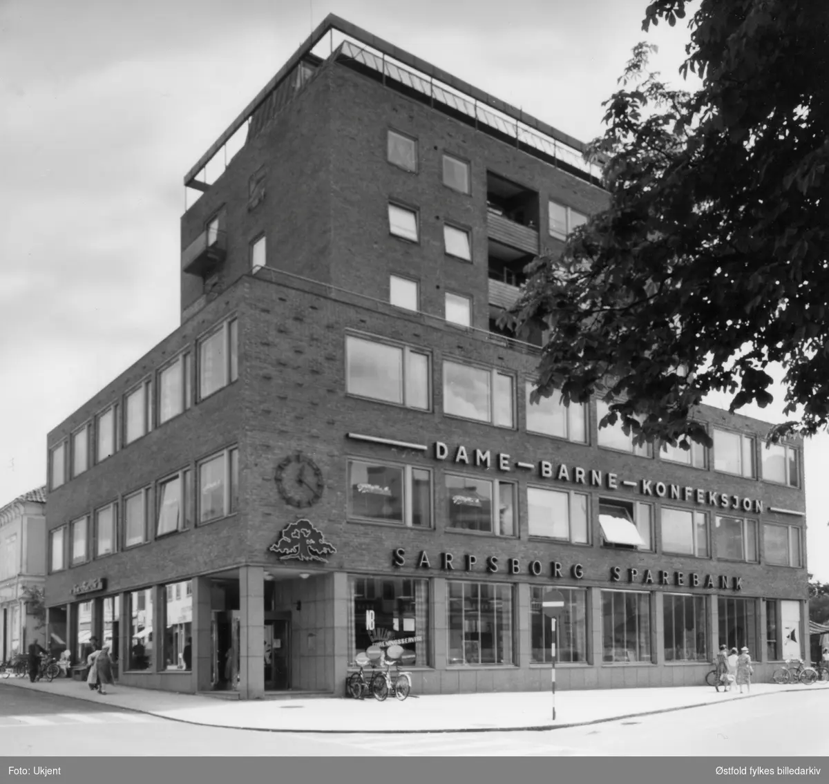 Sarpsborg Sparebank sitt nybygg i Torggata 6. I 1958 ble det bygd et banklokale for Sarpsborg Sparebank på tomta til Torggata 6, arkitekt var Arne Bjønnes.
Dame- barne- konfeksjons forretning.