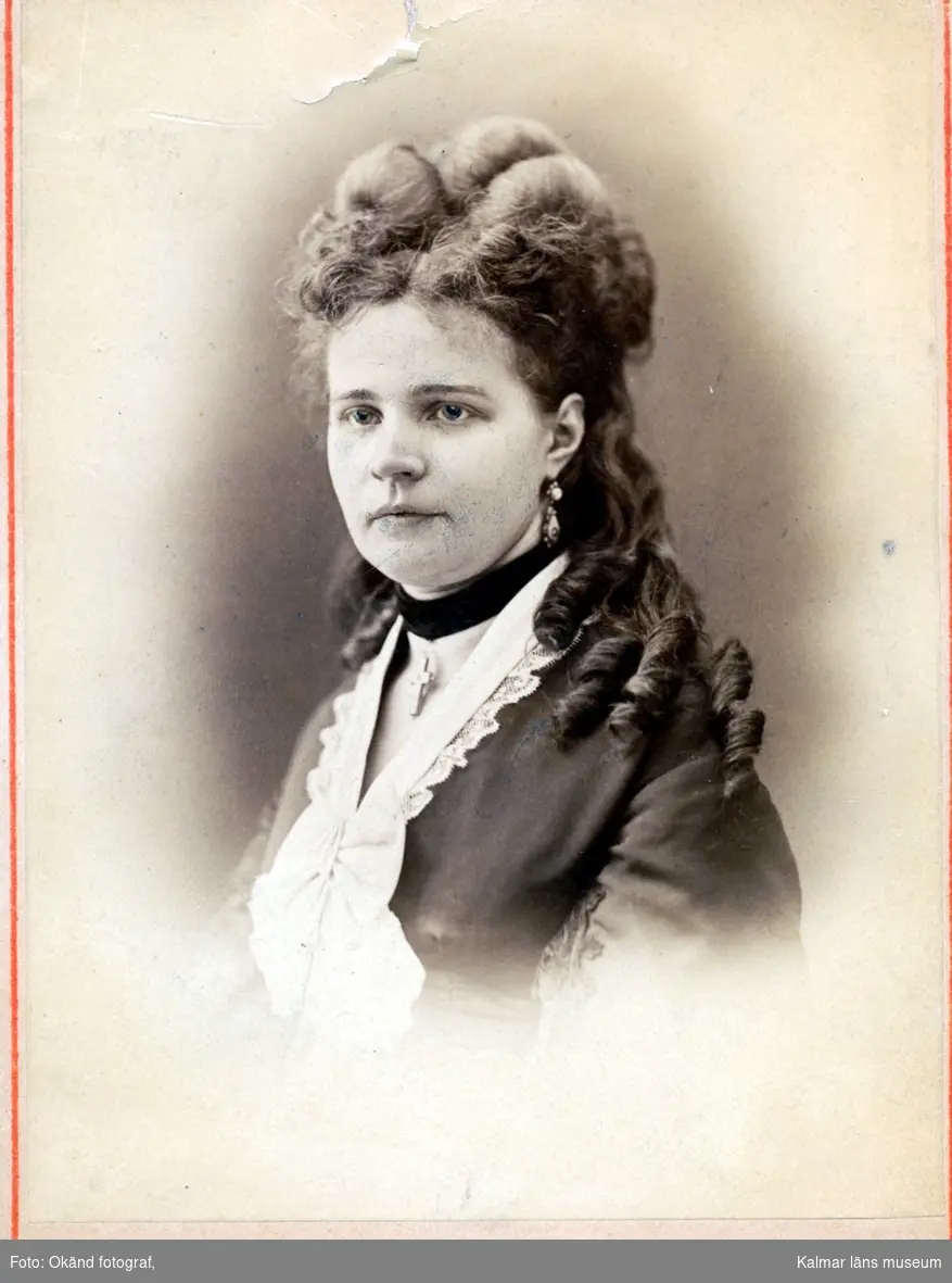 Mathilda Augusta Cronhamn, född Lönngren. Gift med musikprofessor J P Cronhamn 1855. (Cronhamns tredje hustru. Överlevde maken).