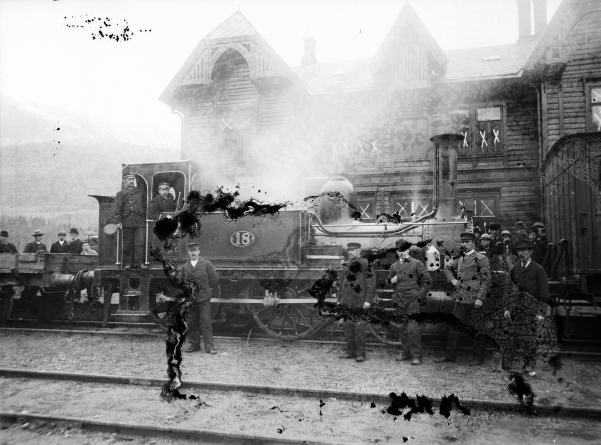 Togsett på Otta stasjon, lokomotivet Damlok type 1 med lokomotivførere og andre personer foran stasjonsbygningen
