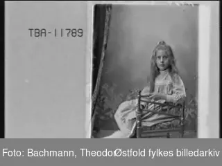 portrett, jente, sitter, stol,
Navn finnes ikke i protkoll, ant fotografert 1909-16.
Etternavn stavet riktig?