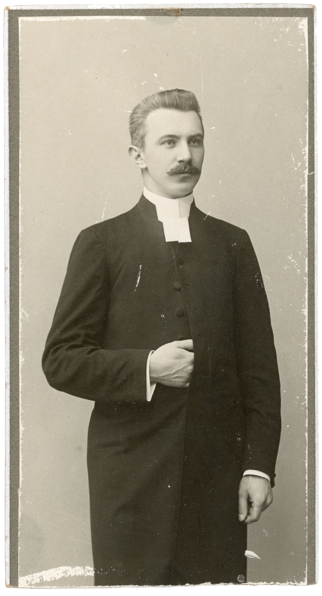 Porträtt av Karl Gustaf Widelius. Brukspredikant och folkskollärare i Rejmyre under åren 1904-1908. Därefter komminister i Risinge. Gift 1915 med Gerda Elisbeth, född Swedlund.