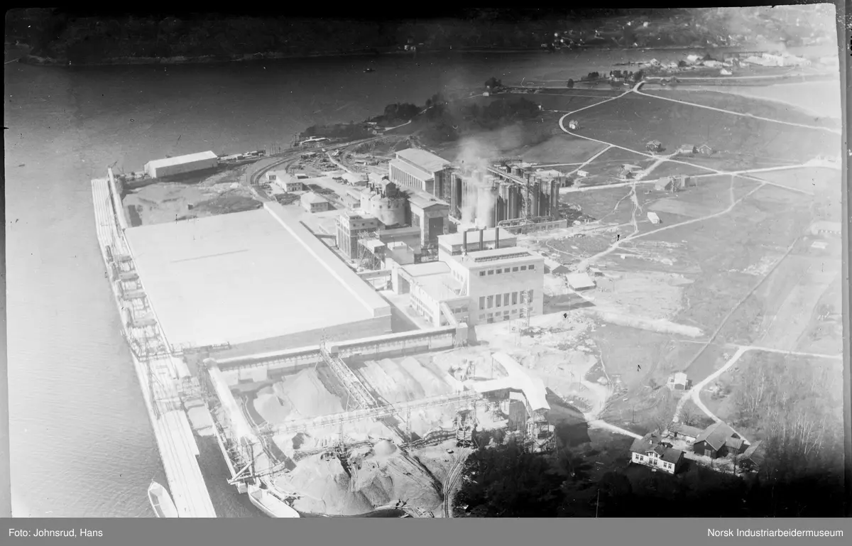 Flyfoto av Herøya industripark - Norsk Industriarbeidermuseum ...