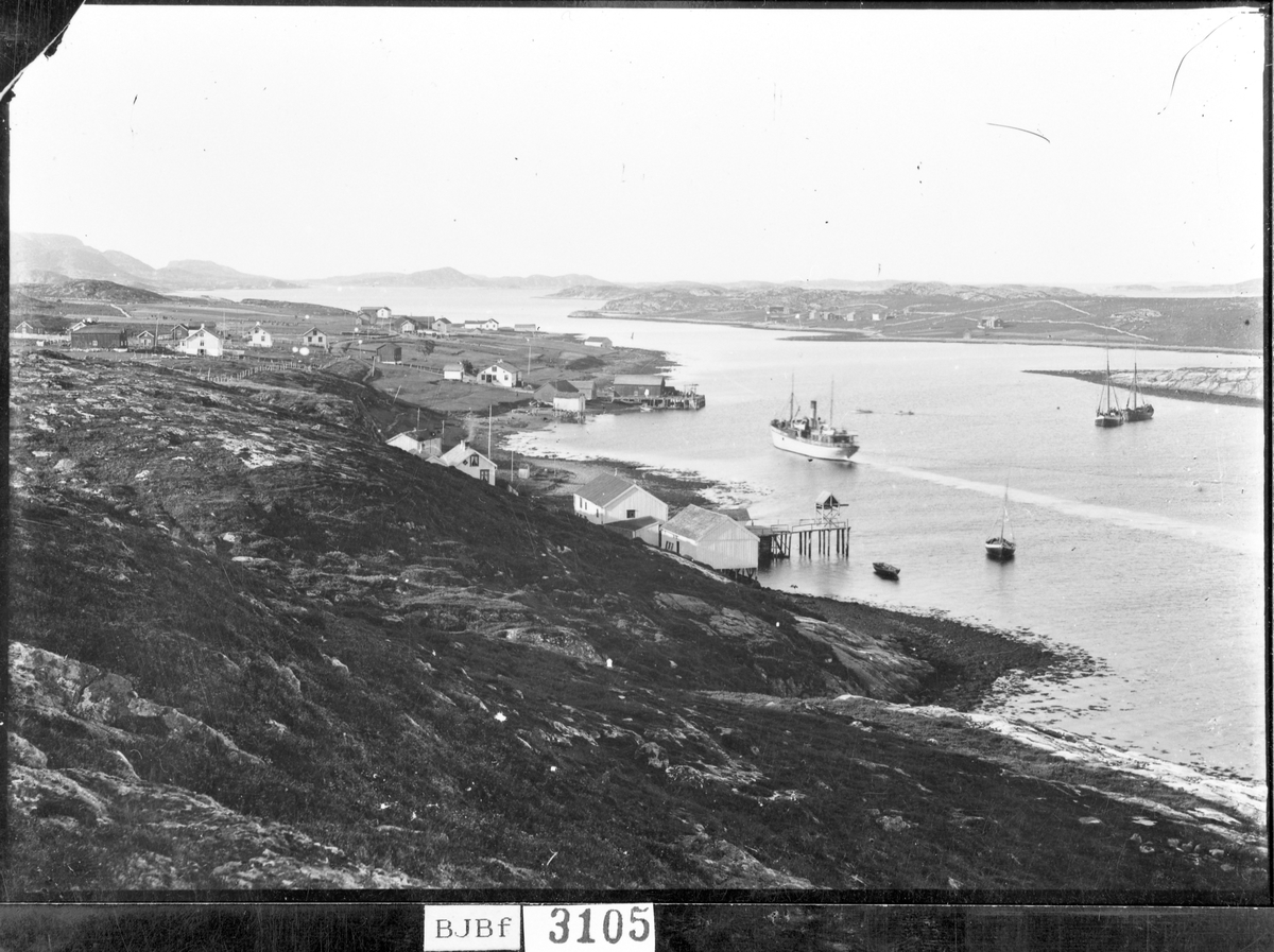 Utsikt mot Lysøysund. Namsosbåten Nauma