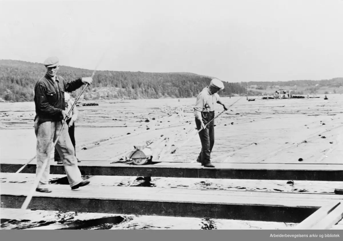 Tømmerfløtere ved Skullerud lense, ca. 1950.