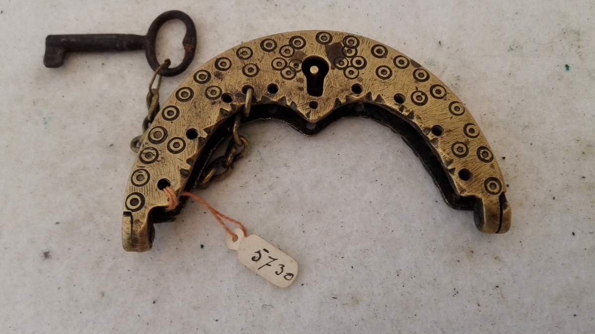 1 pengelaas.

Messing pengelaas med nøkkel av jern. Presis = no 3500.
Bredde 7,5 cm.
Gave fra Botolf Furehaug, Vik.