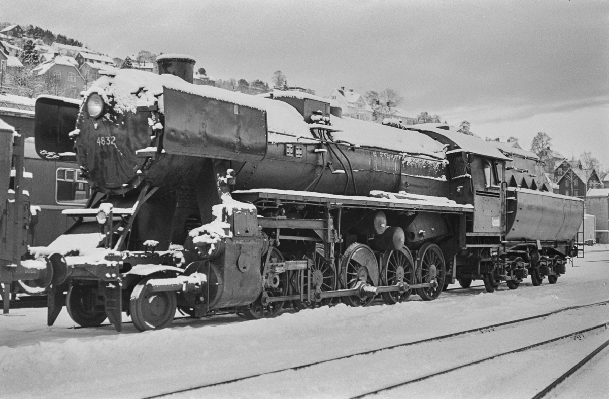 Utrangert damplokomotiv type 63a nr. 4832 på Marienborg. Lokomotivet er underveis til hugging.