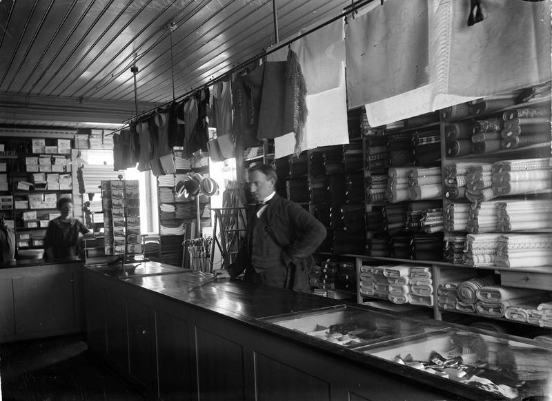 Den klassiske diskbetjente butikken. Varene var plassert bak disken i et strengt ordensregime og butikkbetjeningen kontrollerte utvalget som ble demonstrert for kundene. Fra Aamodt manufaktor, Romerike 1920-1930. Foto: Johannes Markus Holmsen, MiA.