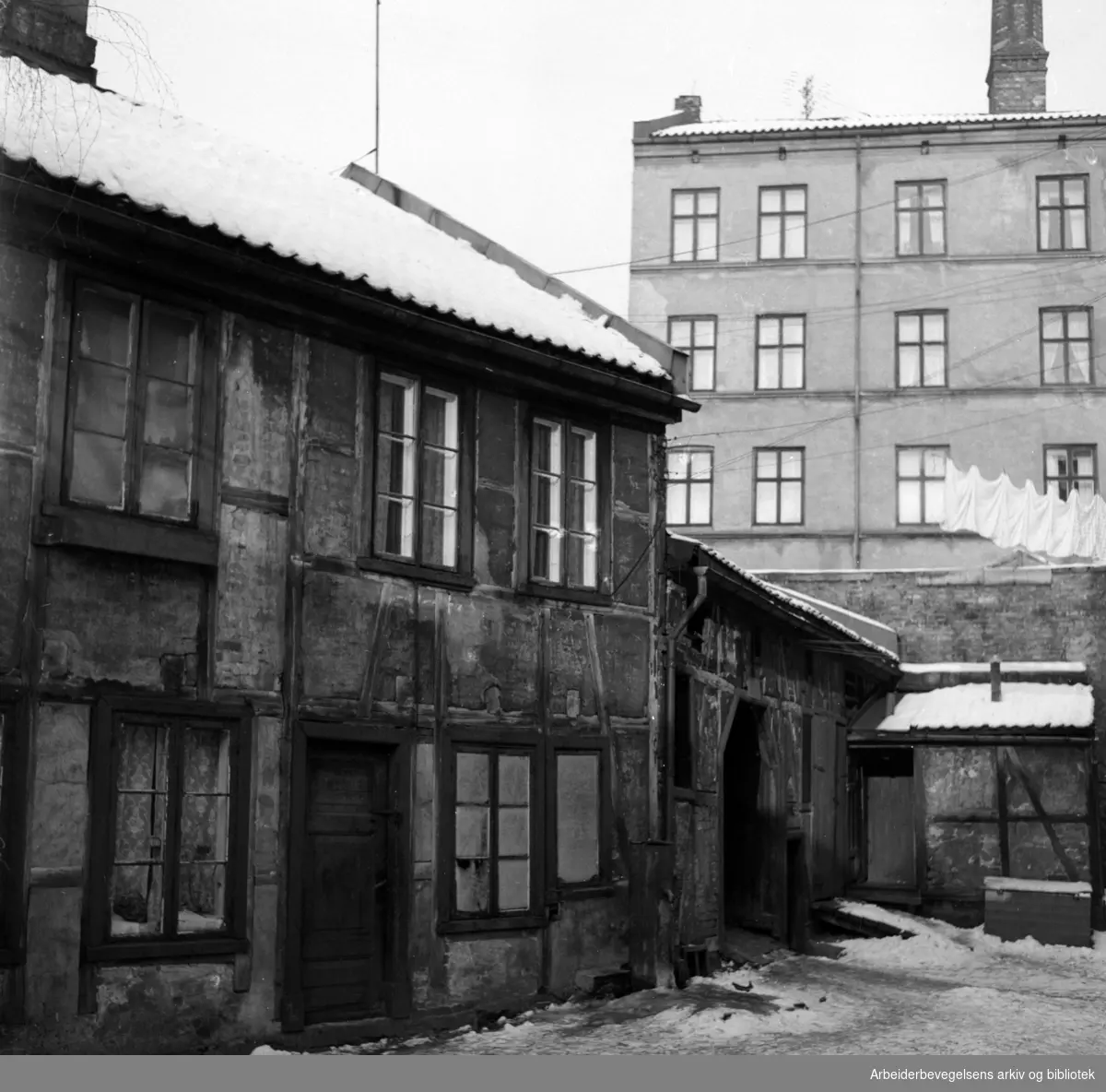 Vika (Bakgården i Holmegata 5.) Februar 1954