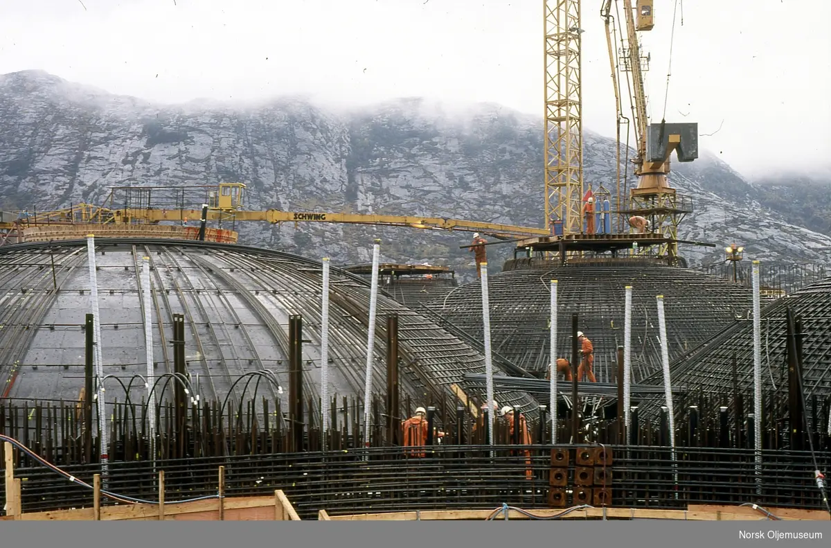 Draugen er under bygging i Jåttåvågen ved Stavanger, og det går med store mengder armeringsjern når kuleformen på toppen av cellene skal armeres før støping av betonglokket.