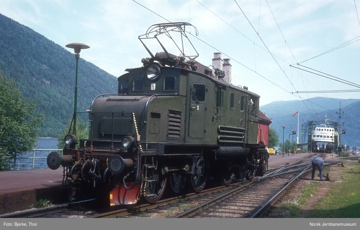 Rjukanbanens elektriske lokomotiv nr. 14 på Mæl stasjon
