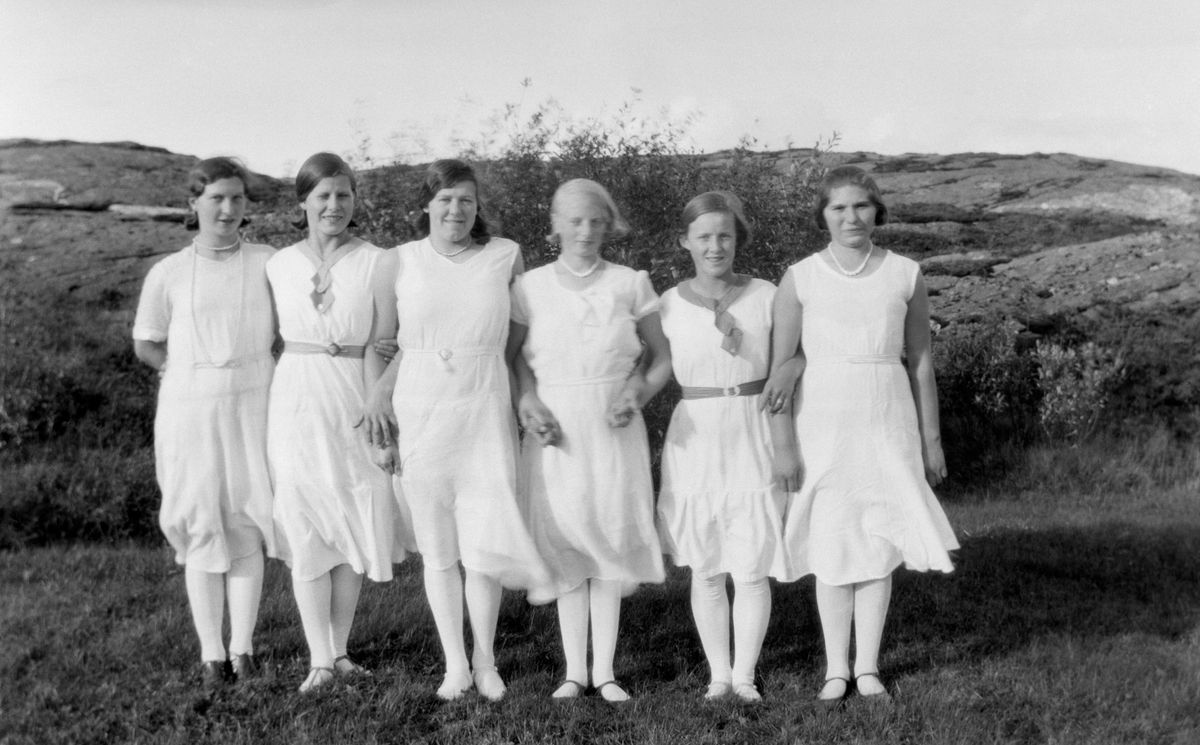 Seks unge damer.  Fra venstre:  Gine Zahl, ukjent, Åshild Åker, Anne Elisabeth Pettersen, Dahl?, Mathilde Pettersen.