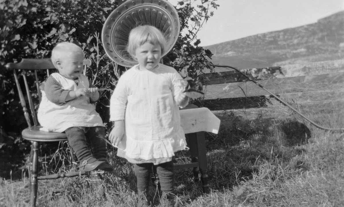 To små barn foran grammofon.