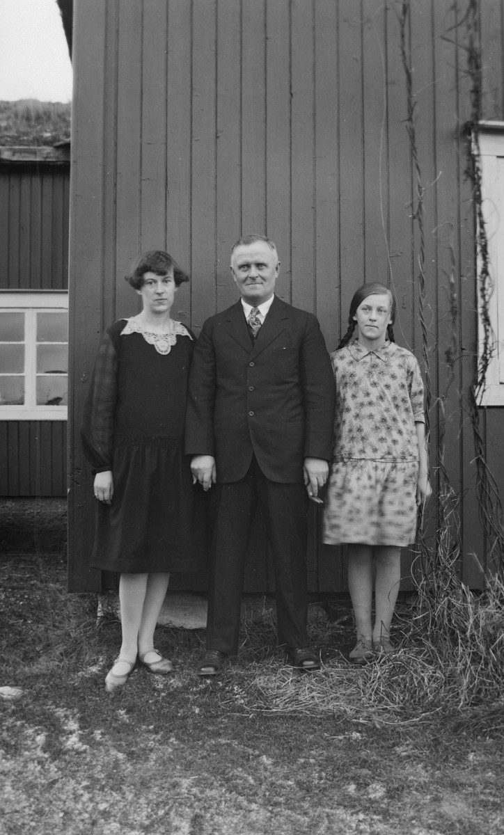Magna, Jørgen og Borghild Hansen.  Onkel Jørgen er hjemme på besøk fra Amerika.