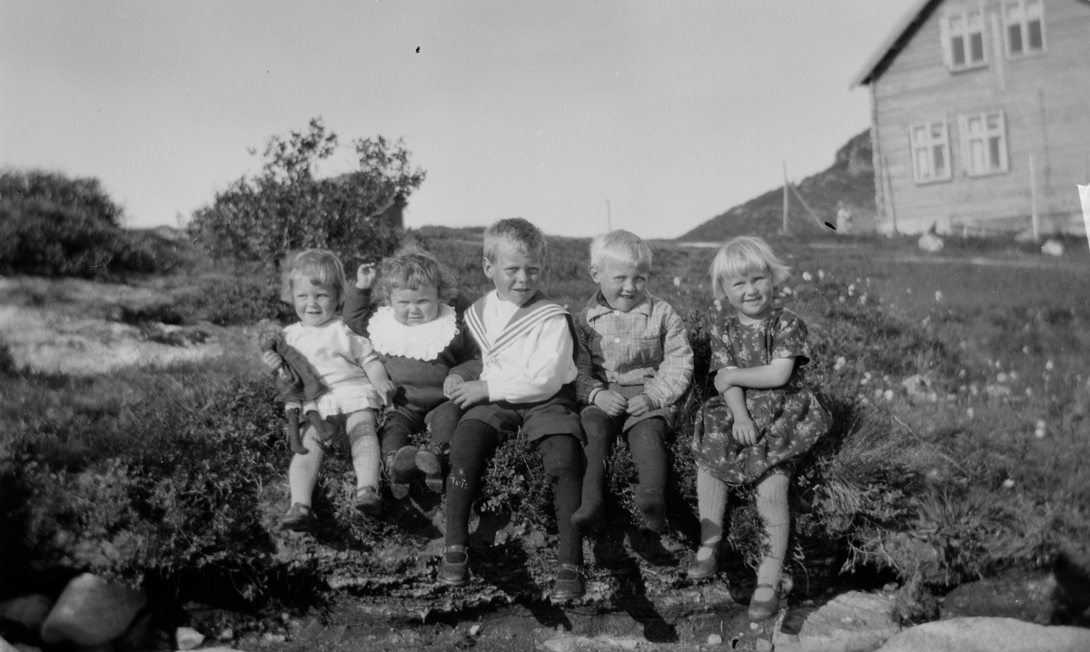Fem små barn og en dukke. Torsvik
